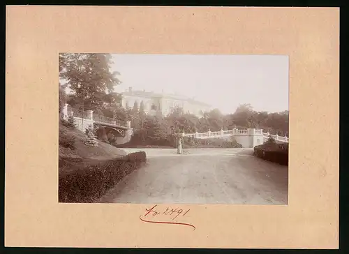Fotografie Brück & Sohn Meissen, Ansicht Bilin, Partie am Kurhaus mit Brücke und Terrasse