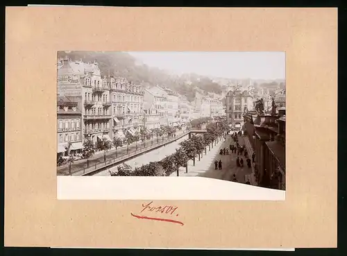 Fotografie Brück & Sohn Meissen, Ansicht Karlsbad, Blick in die Kreuz- und Sprudelgasse am Mühlbrunnen-Kai, Kolonnade