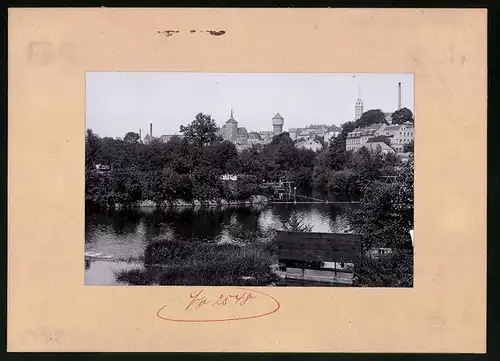 Fotografie Brück & Sohn Meissen, Ansicht Bautzen, Blick zur Stadt mit Badeanstalt von der Spree aus gesehen, Schleuse