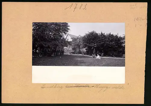 Fotografie Brück & Sohn Meissen, Ansicht Herzogswalde, Partie am Gasthaus Landberg Gäste, posieren auf der Wiese