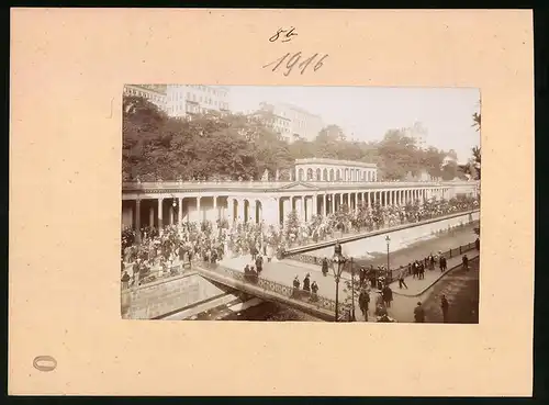 Fotografie Brück & Sohn Meissen, Ansicht Karlsbad, geschäftiges Treiben an der Mühlbrunnen-Colonade