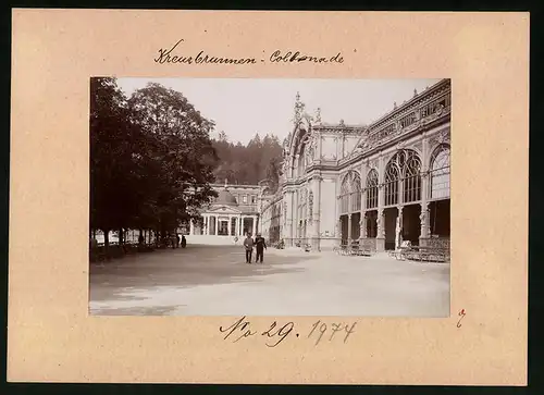 Fotografie Brück & Sohn Meissen, Ansicht Marienbad, Obere Kreuzbrunnenstrasse Colonade mit Kreuzbrunnen, K.u.K. Soldat