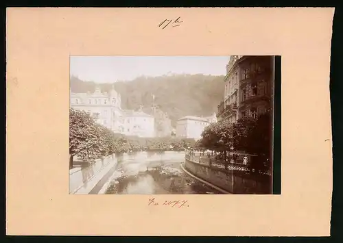 Fotografie Brück & Sohn Meissen, Ansicht Karlsbad, Blick auf die Tepl mit umliegenden Wohnhäusern