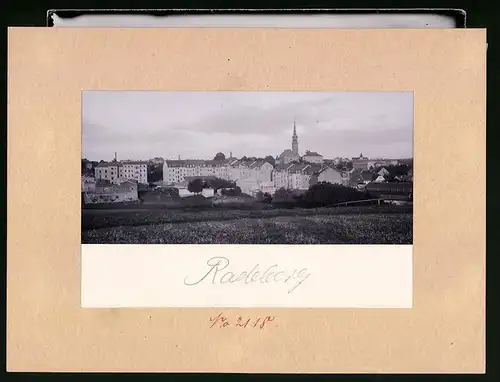 Fotografie Brück & Sohn Meissen, Ansicht Radeberg, Blick auf die Neubausiedlung im Ort mit Kirche