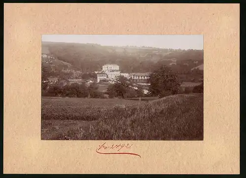 Fotografie Brück & Sohn Meissen, Ansicht Bilin, Blick auf das Kurhaus Sauerbrunn mit Wirtschaftsgebäuden