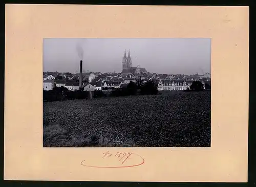 Fotografie Brück & Sohn Meissen, Ansicht Oschatz, Teilansicht der Stadt mit Kirche und rauchendem Schlot