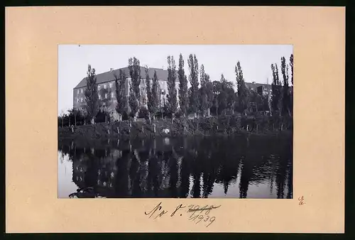 Fotografie Brück & Sohn Meissen, Ansicht Frohburg i. S., Blick über den Teich auf das Schloss