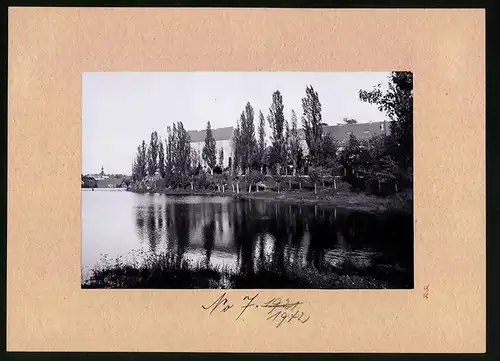Fotografie Brück & Sohn Meissen, Ansicht Frohburg i. S., Teichpartie mit Blick auf das Schloss