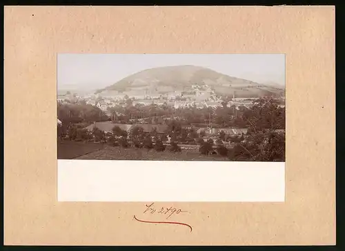 Fotografie Brück & Sohn Meissen, Ansicht Bilin, Blick auf den Ort mit Clumberg im Hintergrund