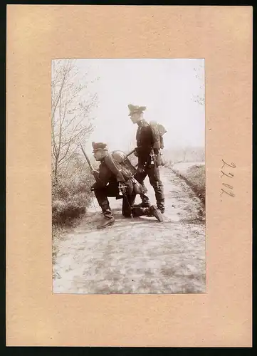 Fotografie Brück & Sohn Meissen, Ansicht Dresden, zwei Soldaten sächsische Jäger in Uniform Rgt. 108 mit Marschgepäck