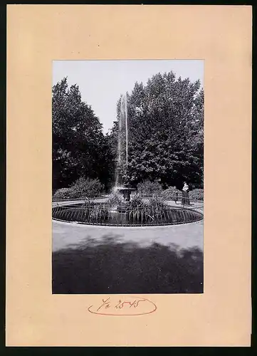 Fotografie Brück & Sohn Meissen, Ansicht Bautzen, Fontaine in den Promenaden, Mutter mit Kind