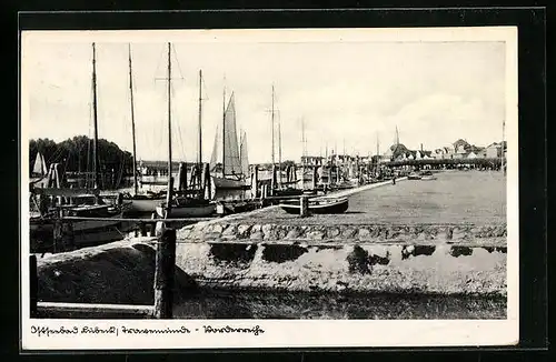 AK Lübeck-Travemünde, Uferpartie mit Segelbooten