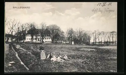 AK Ballegaard, Ortsansicht mit Famile auf der Wiese