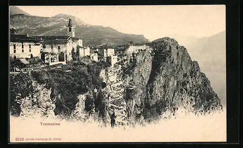 AK Tremosine, Ortsansicht mit Felsformation