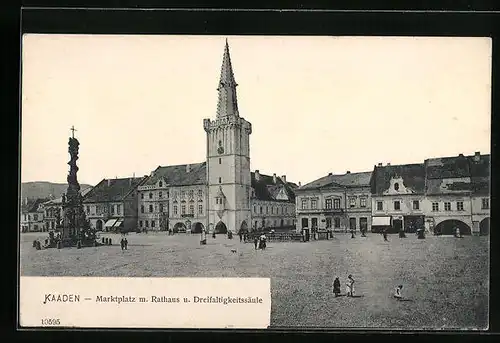 AK Kaaden, Marktplatz mit Rathaus und Dreifaltigkeitssäule