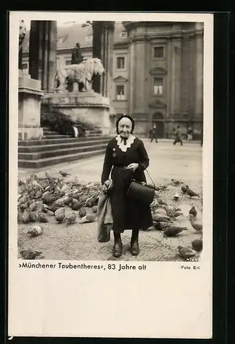 AK München, Münchner Taubentheres im Alter von 83 Jahren am Odeonsplatz