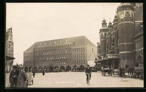 Foto-AK Lübeck, Handelshof und Bahnhof mit Radfahrer