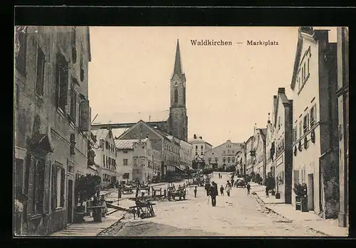 AK Waldkirchen /Bay., Marktplatz mit Passanten und Blick auf Kirche