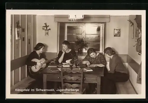 AK Königsfeld /Schwarzw., Jugendherberge: Mädchengruppe mit Gitarre