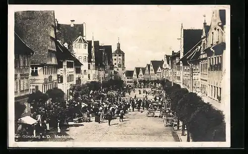 AK Günzburg a. Donau, Buntes Treiben auf dem Marktplatz