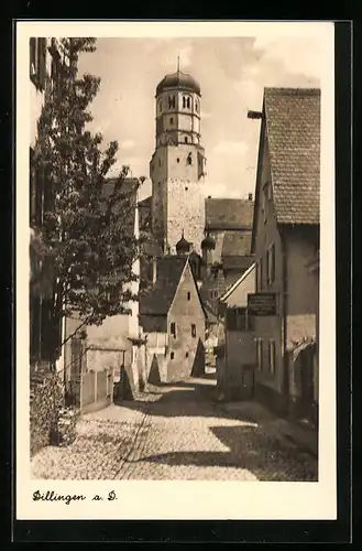 AK Dillingen a. D., Strassenpartie mit Kirche