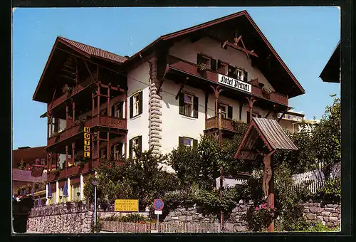 AK Seis am Schlern, Hotel Prantl, Aussenansicht mit Wegkreuz
