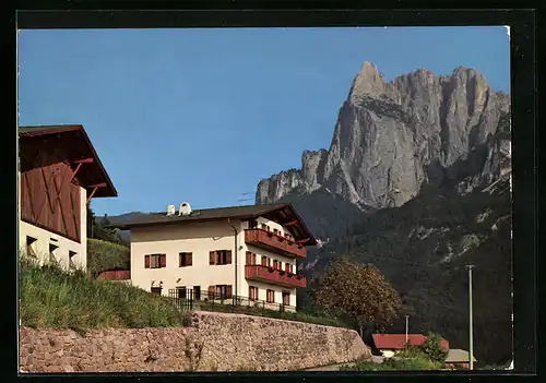 AK Seis am Schlern, Pension Schmiedlhof, Der Neubau vor dem Berg