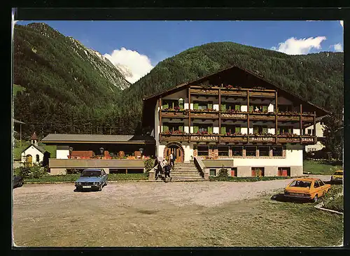 AK St. Jakob /Ahrntal, Hotel Kapellenhof mit geparkten Autos