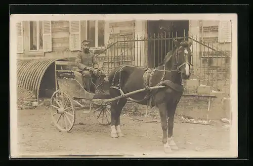 AK Soldat mit Vollbart in einem Einspänner vor einem Haus