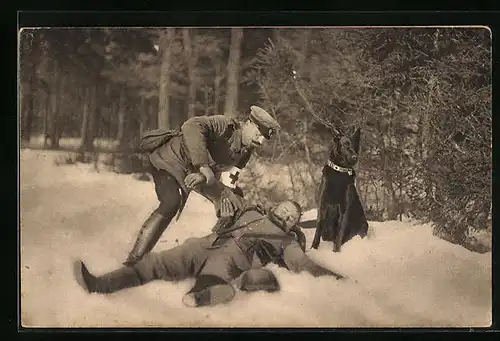 AK Sanitätshund Ago mit einem Verwundeten und menschlichem Helfer im Schnee