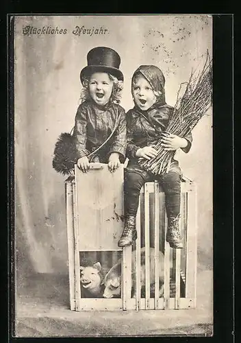 AK Kleiner Junge im Schornsteinfeger-Kostüm mit Mädchen und Glücksschweinchen