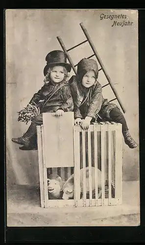 AK Kleiner Junge im Schornsteinfeger-Kostüm mit Mädchen und Glücksschweinchen