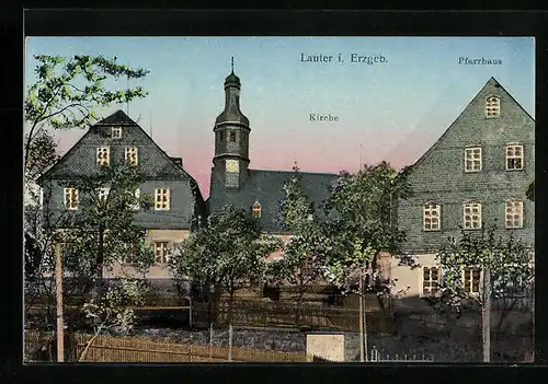 AK Lauter /Erzgeb., Kirche und Pfarrhaus mit Gärten mit leuchtenden Fenstern