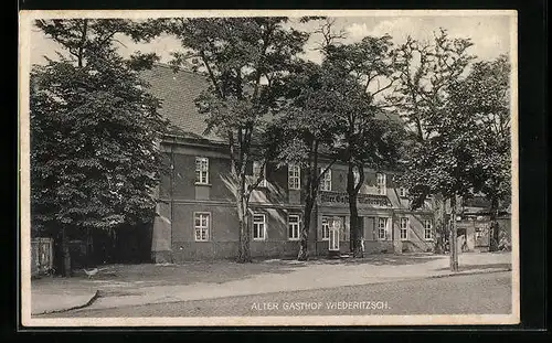 AK Wiederitzsch, Alter Gasthof mit Strassenpartie