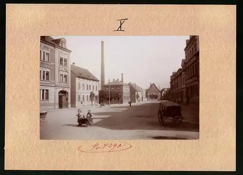 Fotografie Brück & Sohn Meissen, Ansicht Schmölln, Paulusplatz, Strassenansicht mit Fabrikschornstein
