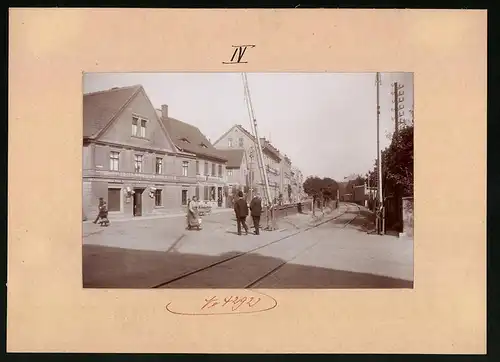 Fotografie Brück & Sohn Meissen, Ansicht Schmölln, Bahnhofstrasse mit Eisenbahn-Übergang & Kräutergewölbe Weise