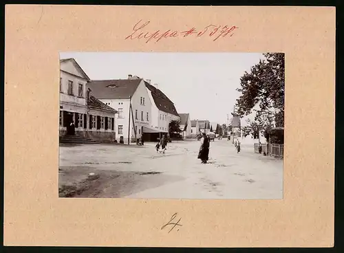 Fotografie Brück & Sohn Meissen, Ansicht Luppa, Dorfstrasse mit Gasthof zur grünenden Taufe