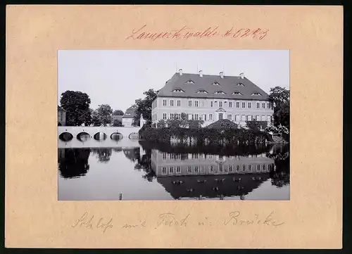 Fotografie Brück & Sohn Meissen, Ansicht Lampertswalde Bez. Leipzig, Schloss spiegelt sich im Schlossteich, Reflektion