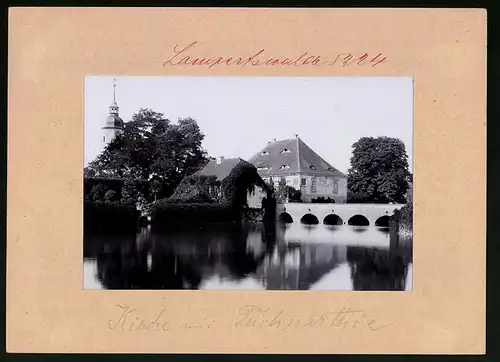 Fotografie Brück & Sohn Meissen, Ansicht Lampertswalde Bez. Leipzig, Schlossteich mit Schloss, Brücke & Kirchturm