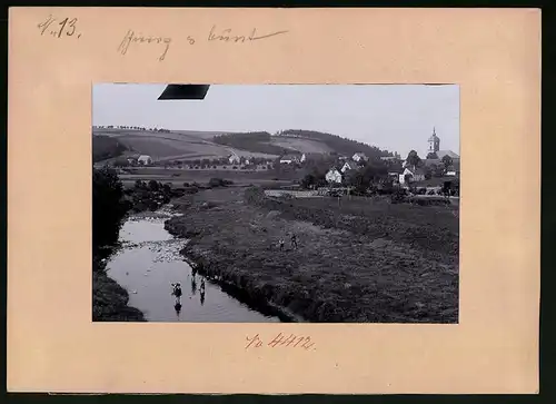 Fotografie Brück & Sohn Meissen, Ansicht Niederstriegis, Ortsansicht mit Kirche, Kinder spielen im Fluss