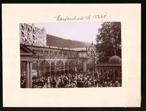 Fotografie Brück & Sohn Meissen, Ansicht Marienbad, Kurgäste an der Colonade am Kreuzbrunnen