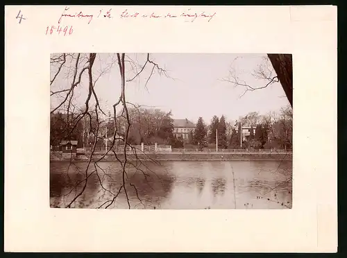 Fotografie Brück & Sohn Meissen, Ansicht Freiberg i. Sa., Blick über den Kreuzteich auf den Ort