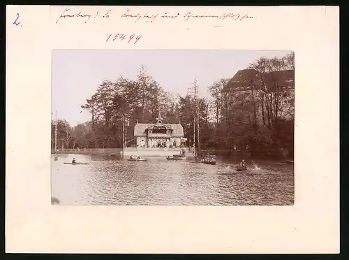 Fotografie Brück & Sohn Meissen, Ansicht Freiberg i. Sa., Kreuzteich mit Ruderboote und dem Schwanenschlösschen