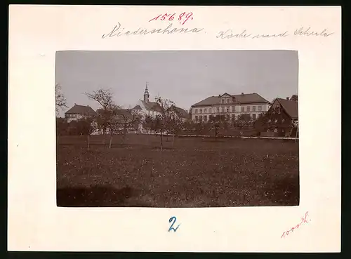 Fotografie Brück & Sohn Meissen, Ansicht Niederschöna, Blick auf die Schule mit der Kirche