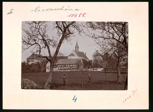 Fotografie Brück & Sohn Meissen, Ansicht Niederschöna, Blick auf die Kirche mit Wirtschaftsgebäuden