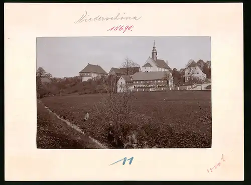 Fotografie Brück & Sohn Meissen, Ansicht Niederschöna, Blick auf den Gasthof Paul Schutz mit der Kirche