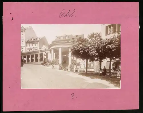 Fotografie Brück & Sohn Meissen, Ansicht Karlsbad, Partie am Schlossbrunnen mit Plakatwand