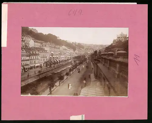 Fotografie Brück & Sohn Meissen, Ansicht Karlsbad, Kreuzgasse, Mühlenbrunnen-Kolonade, Geschäfte und Hotels