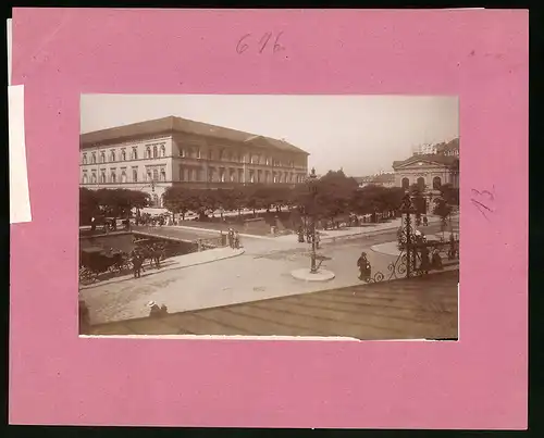 Fotografie Brück & Sohn Meissen, Ansicht Karlsbad, Partie am Militärbadehaus, Litfasssäule