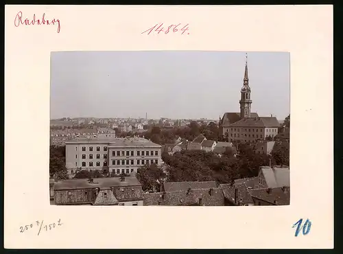 Fotografie Brück & Sohn Meissen, Ansicht Radeberg, Blick über den Ort mit Kirche und Wohnhäusern